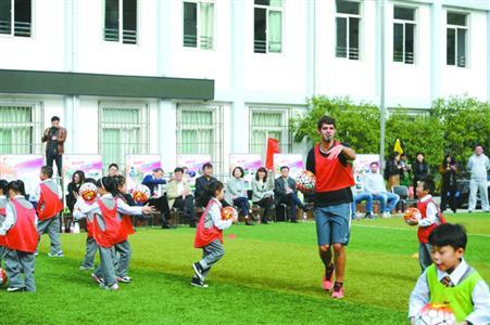 五角场小学 来了足球外教